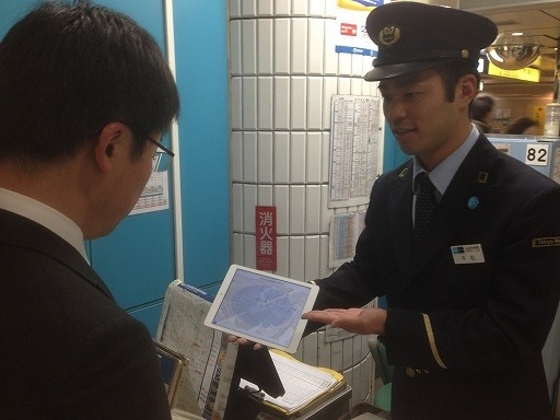 駅社員によるiPadを使用した案内イメージ