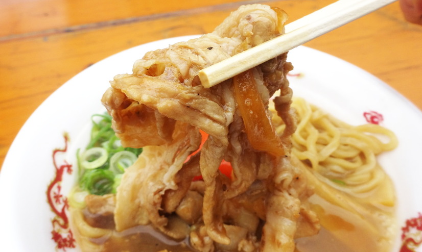 肉も九条ねぎもどっさり！（【肉玉そば おとど】極み・肉玉そば）