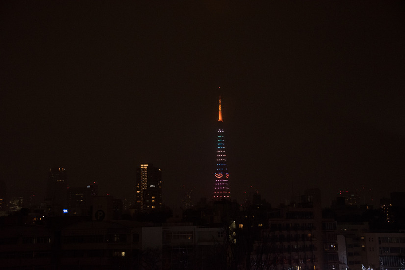 クリスマスツリーをイメージしてライトアップされた東京タワー【写真：竹内みちまろ】