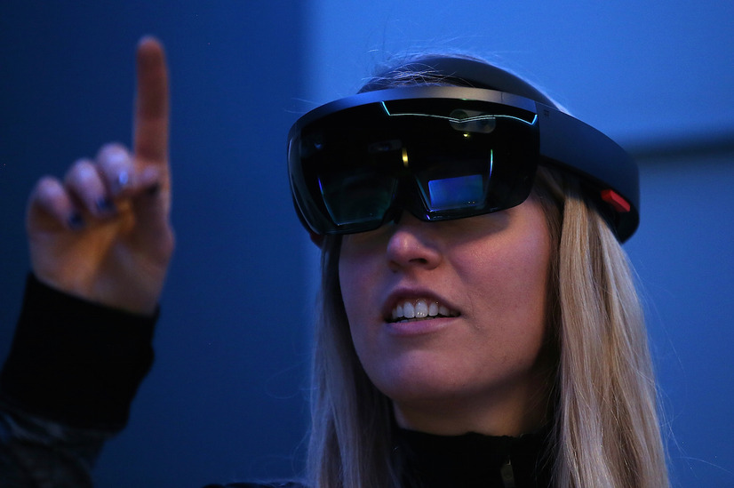 Microsoftのヘッドマウントディスプレイ「HoloLens」（c）Getty Images