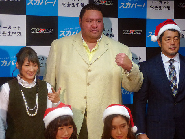 「RIZIN FIGHTING WORLD GRAND-PRIX 2015 さいたま3DAYS」の記者会見に登壇した高田延彦、バルト、RENA、シング・心・ジャディブ、曙ら