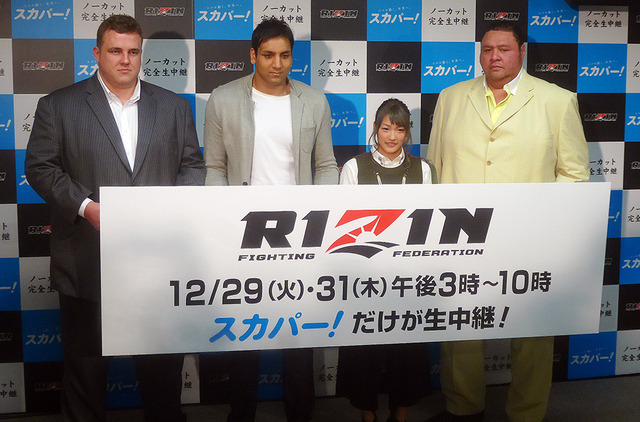 「RIZIN FIGHTING WORLD GRAND-PRIX 2015 さいたま3DAYS」の記者会見に登壇した高田延彦、バルト、RENA、シング・心・ジャディブ、曙ら