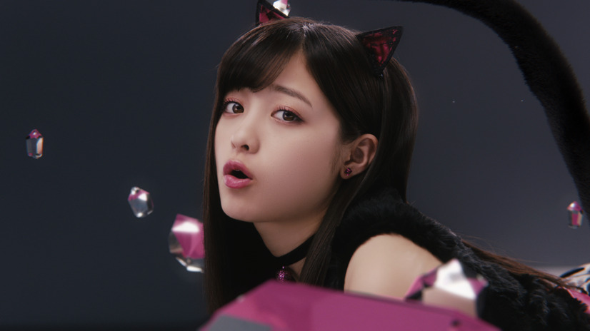 橋本環奈が黒猫に 17歳と思えない大人の仕草 動画 8枚目の写真