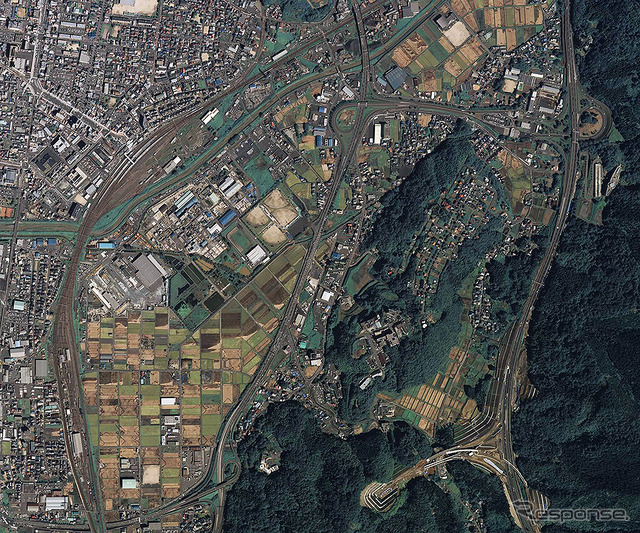 敦賀駅上空、右が北陸道、まんなかが国道8号（敦賀バイパス）