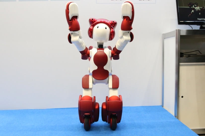 リモートブレイン構成のロボットIT基盤と連携することで、高さ90cmの小型な本体サイズと高度な接客・案内サービスを両立できる（撮影：防犯システム取材班）