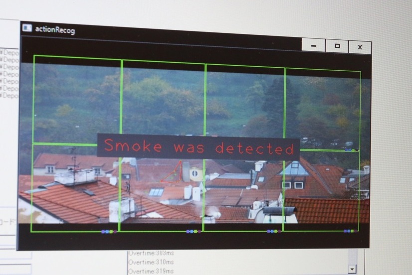 拡散する動きや濃淡などのパラメータ変化により煙を判別し、管理者へアラートを発する（撮影：防犯システム取材班）