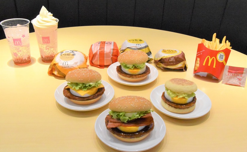 「てりたま」バーガーの他に、シャカシャカポテト「さくらえびしお」、ドリンクの「マックフィズ／マックフロート　さくらんぼ味」も期間限定で登場する（撮影：non）