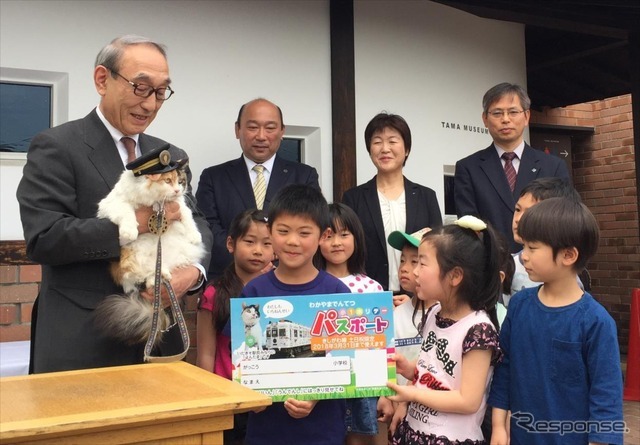 無料パスを受け取った小学生とニタマ駅長