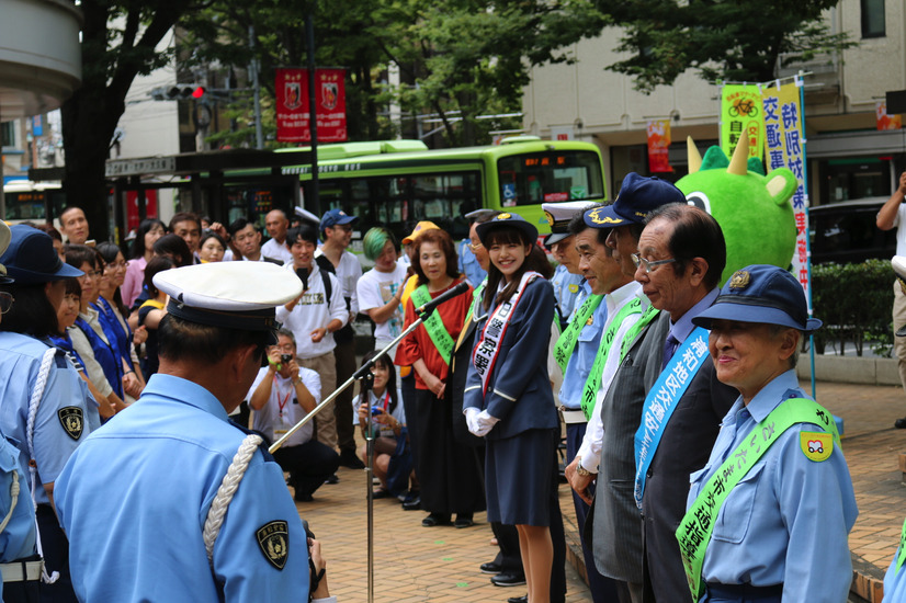 『non-no』専属モデル・鈴木優華の警察署長姿に「可愛い」「似合ってる」の声