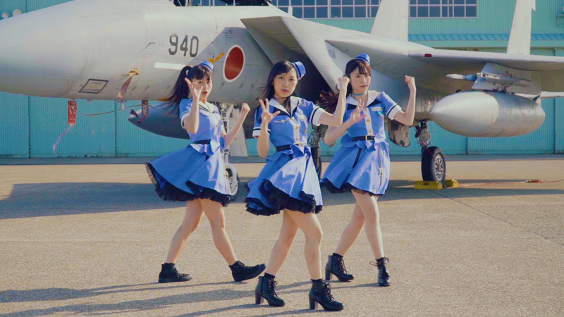 F-15戦闘機をバックにダンス！「Run Girls, Run！」ニューシングルMV＆ジャケ写公開