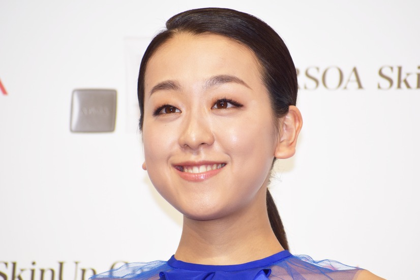 浅田真央、ボディラインくっきりの鮮やかな青ドレス姿で登場！会場からはため息！