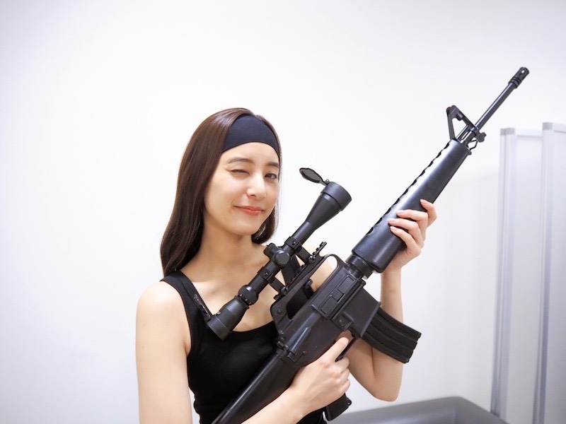 新木優子が ランボー風 タンクトップ姿で狙い撃ち 銃を手にしたショットに かっこいい の声 1枚目の写真 画像 Rbb Today