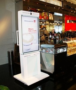 　NECは16日、イタリアのコーヒートップブランド「illy」（イリー）の店舗「Espressamente illy日本橋中央通り店」において、顔認識技術を用いたデジタルサイネージの実証実験を行うことを発表した。