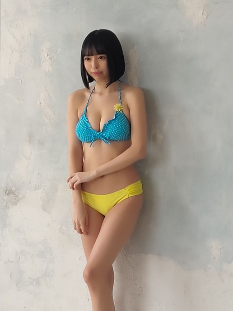 寺坂ユミ 人生初の表紙 巻頭グラビア ビキニやミニスカ制服のオフショ公開 2枚目の写真 画像 Rbb Today