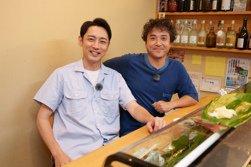 左から）小泉孝太郎、ムロツヨシ（C）フジテレビ