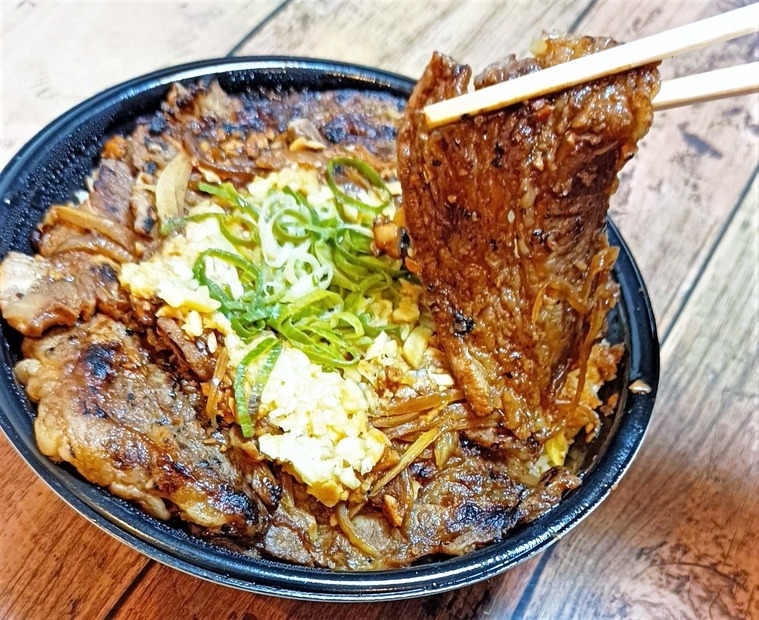 背脂たっぷりの“極上大判カルビ”が旨い！「すたみな極カルビステーキ丼」を実食!