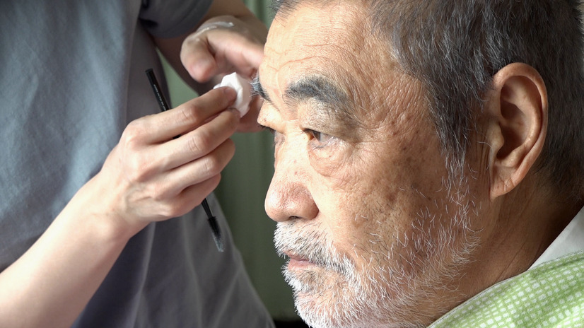 【情熱大陸】柄本明_映画撮影現場_メイク中(C)MBS