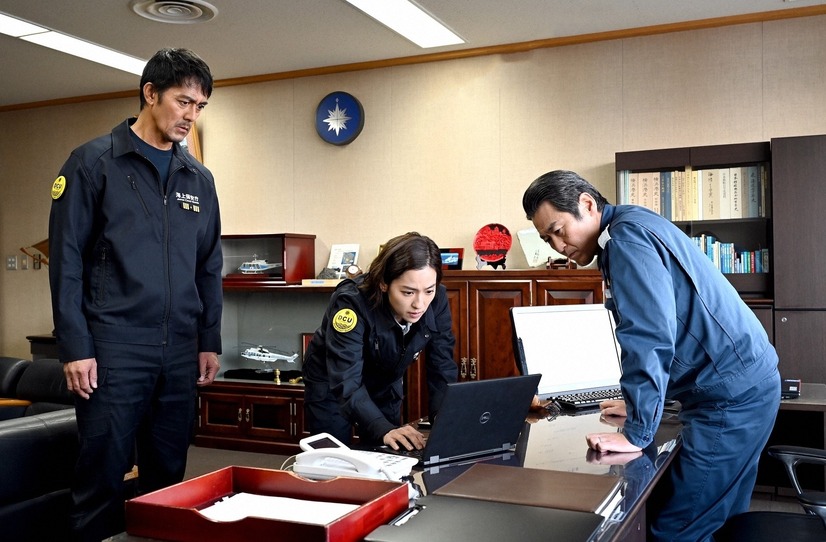 阿部寛、中村アン、佃典彦（C）TBS