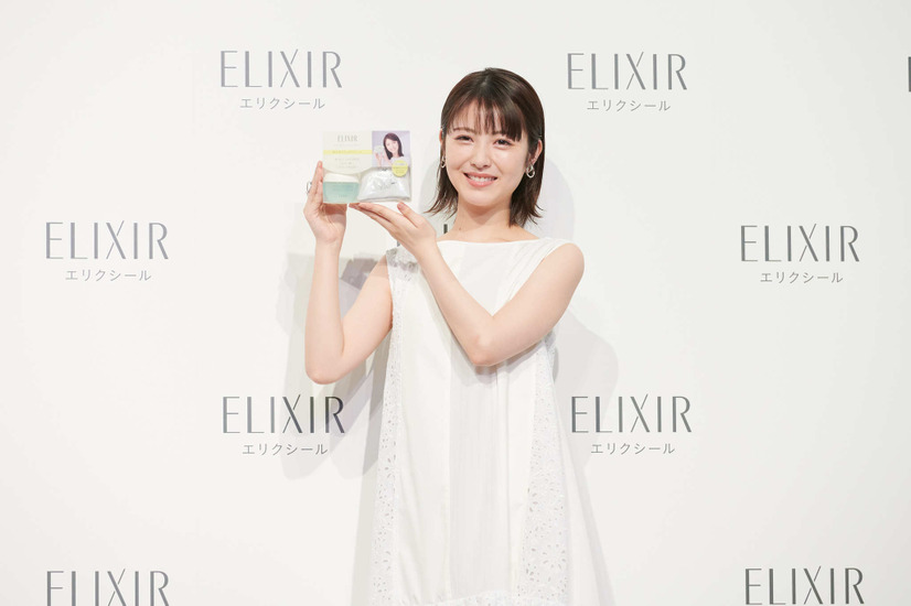 浜辺美波、新ミューズに就任発表会に爽やかな白のワンピース姿で登場