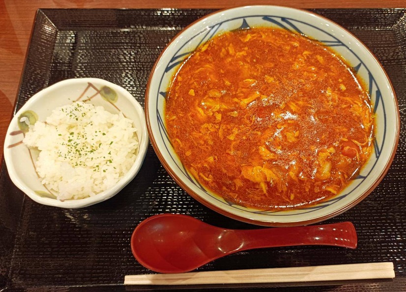 とろ～り濃厚チーズが激うま！丸亀製麺「トマたまカレーうどん」の新作を一足先に試食！