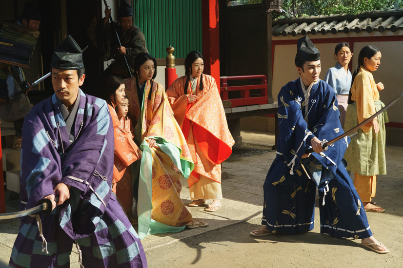 鶴岡八幡宮にて。謀反を起こした御家人たちから政子（小池栄子）や頼朝の息子・万寿、大姫らを守ろうとする源範頼（迫田孝也）、源義高（市川染五郎）（C）NHK