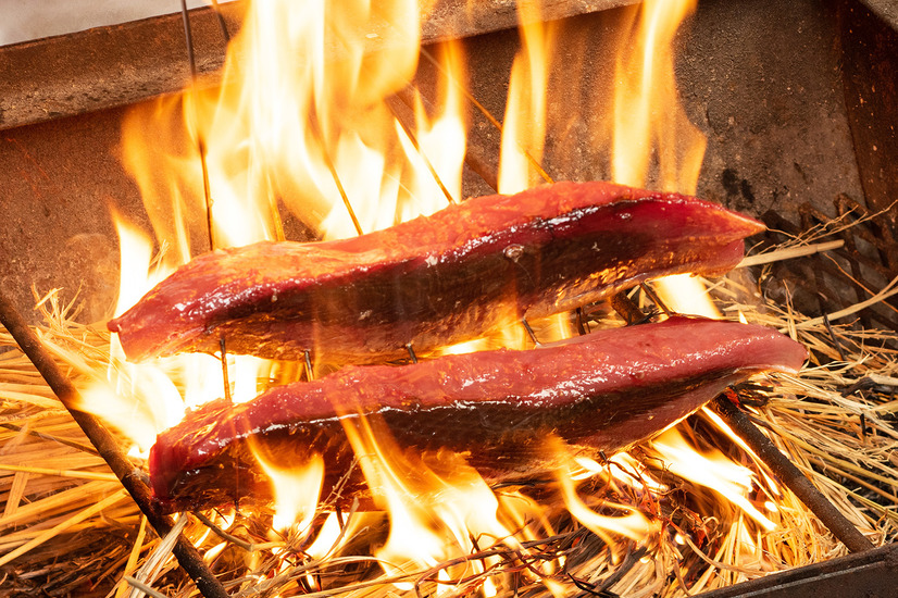 職人の技が光る名物「藁焼き（わらやき）」。