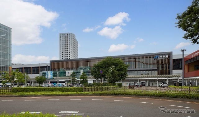 福井駅は「葉加瀬太郎氏が一乗谷朝倉氏遺跡を訪れた際に感じた、明媚な景色と時間、山の手触りや谷を吹く風の香り」を表現した発車メロディに。