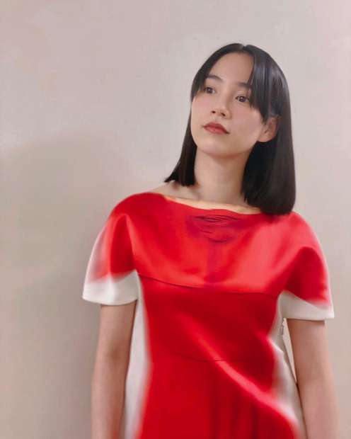 のん、あまちゃん10周年コンサート出演！赤いシルクサテンドレス姿でファン魅了