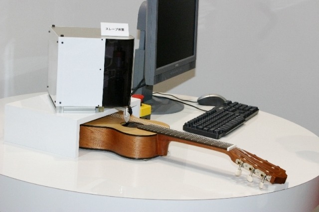 スレーブ装置。操作レバーにピックを取り付けてギターの弦をはじくようになっている