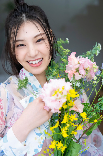 相楽伊織、デジタル写真集が本日発売！咲き誇る花の美しさを体現