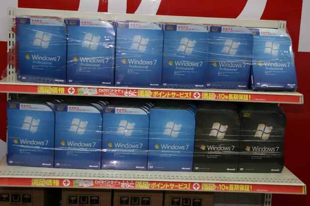 　22日午前8時から有楽町のビックカメラ前において、Windows 7の発売イベントが開催された。ゲストに登場したのは、アッキーナことタレントの南明奈さんだ。