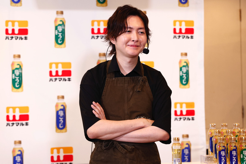 料理研究家・リュウジ、液体塩こうじアンバサダー就任！自慢の料理の腕前も披露