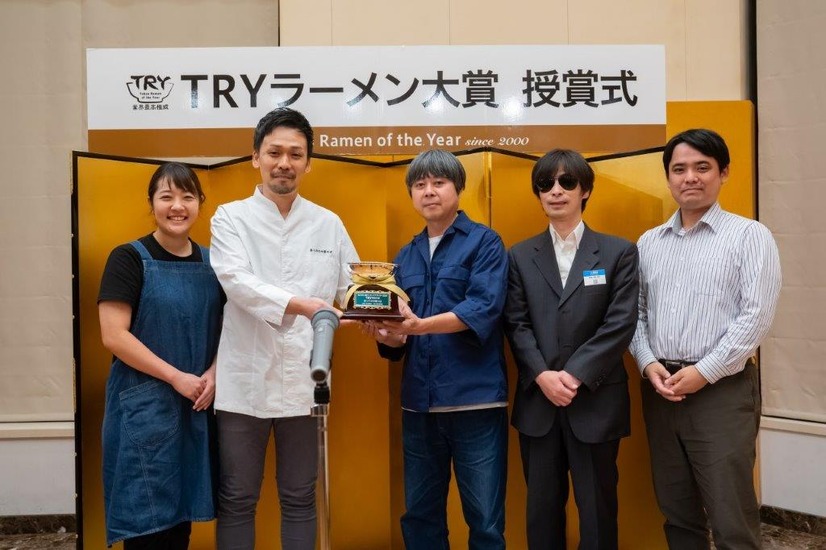 『第25回 業界最高権威 TRYラーメン大賞 2024-2025』授賞式　(C)講談社ビーシー／講談社