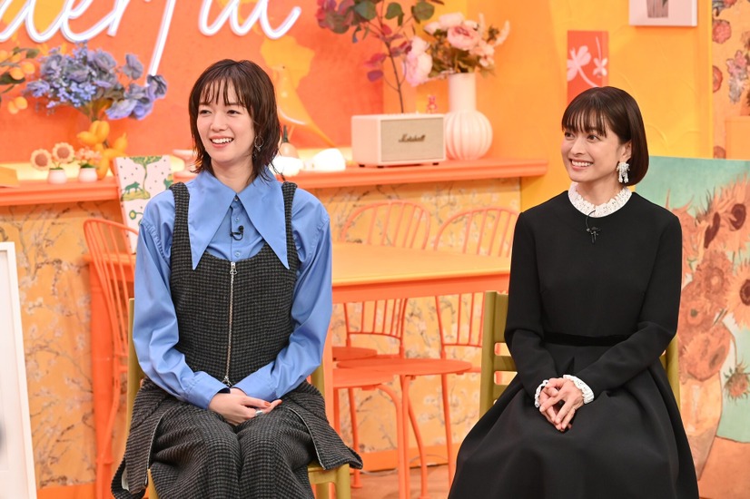 10月31日放送『この世界は1ダフル』佐藤栞里、乙葉　(C)フジテレビ