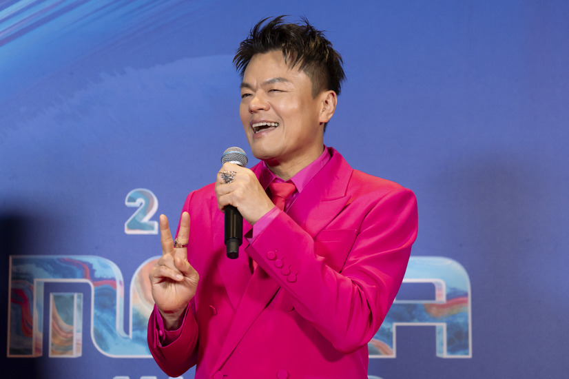 レッドカーペット登場時の「J.Y. Park」　ⓒ CJ ENM Co., Ltd, All Rights Reserved