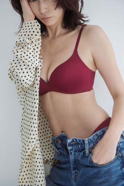 長谷川京子がプロデュースするランジェリーブランド「ESS by」より「Nonwire Smooth Hold Bra / Smooth Line Shorts　 Burgundy 」