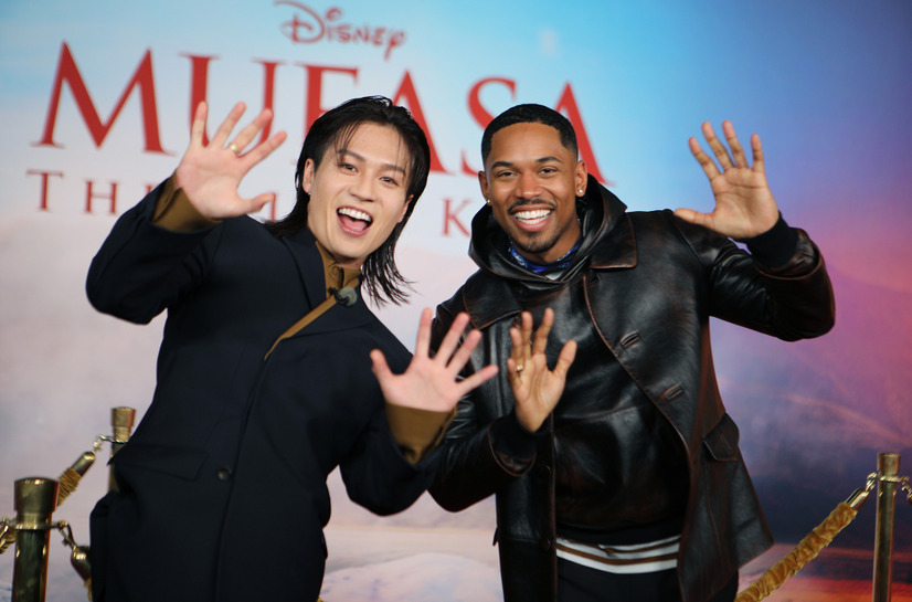 『ライオン・キング：ムファサ』ワールドプレミア　左から松田元太、ケルヴィン・ハリソン・Jr.　(C) 2024 Disney Enterprises, Inc. All Rights Reserved.