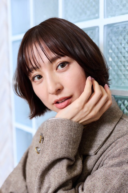 縦型ショートドラマ『元カレ図鑑』に出演する篠田麻里子