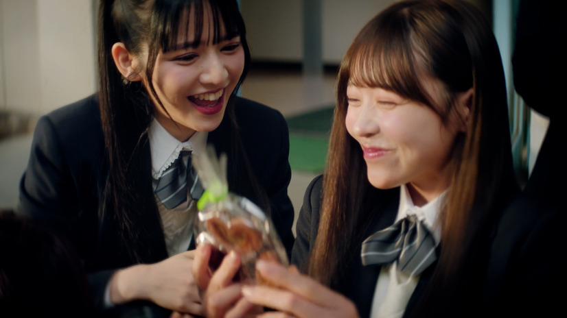 明治の新TVCM「meiji♡FRUITS ZIPPERの手作りバレンタイン～楽しい時間を手作りしよう～」