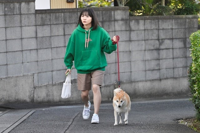 （左から）新谷ゆづみ、のこ　（C）田岡りき／小学館／フジテレビ