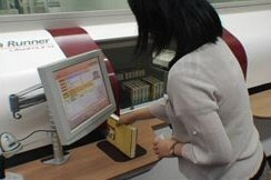 貸出・返却の際は図書のICタグを読み取り