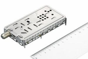 　ソニーは、地上アナログ/地上デジタル/BSデジタル/CSデジタル放送の4チューナー機能を1パッケージ化したチューナーモジュール「SUV-AK45XZ」を商品化し、9月にサンプル出荷する。サンプル価格は5万円。