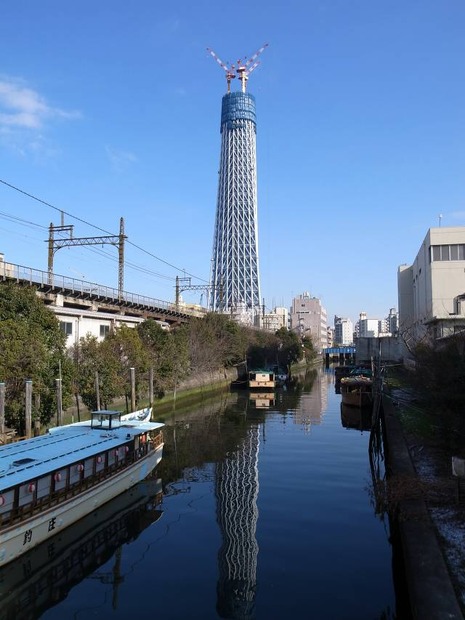 水戸街道に架かる源森橋（げんもりばし）からスカイツリーを見ると、下町風情との組み合わせの妙が楽しめる