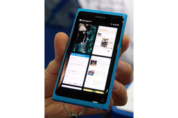 【CommunicAsia 2011】初のMeeGo OS搭載スマートフォン「Nokia N9」……その特徴は？