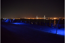 夜の横浜港大さん橋に見物客！「クイーン・エリザベス号」まもなく入港 画像