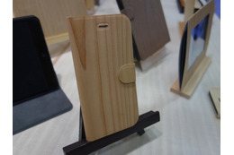 【ギフト・ショー春2015 Vol.7】iPhoneに木のぬくもり！間伐材の極薄木目シートをモバイル製品にも 画像