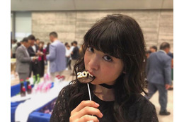 東京女子流・新井ひとみ、キメ顔でチョコをパクッ！「可愛すぎるー!!」と話題 画像