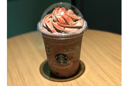 金粉入りのラズベリーパウダーが鮮やかすぎ！スタバの「クリスマス ラズベリー モカ フラペチーノ」を食べてきた 画像