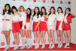 【NHK紅白歌合戦】初出場のTWICE、紅白衣装で美脚披露！ 画像