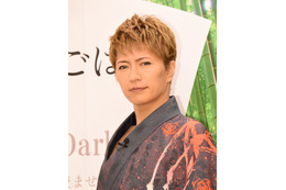 GACKT、女子高の卒業式にサプライズで登場し『野に咲く花のように』を熱唱 画像